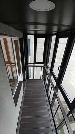 террасная доска из ДПК на полу балкона
