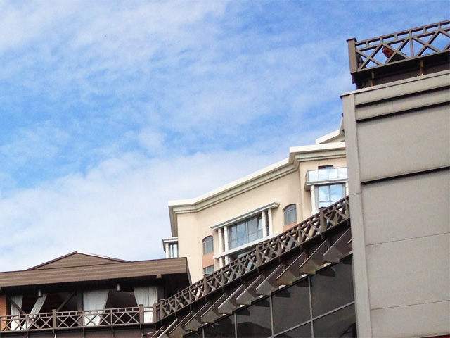 Композитные ограждения на летней террасе ресторана на крыше